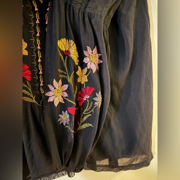 Style & Co. Black Top with Colorful Floral Embroidered Sz S - Picture 4 of 10